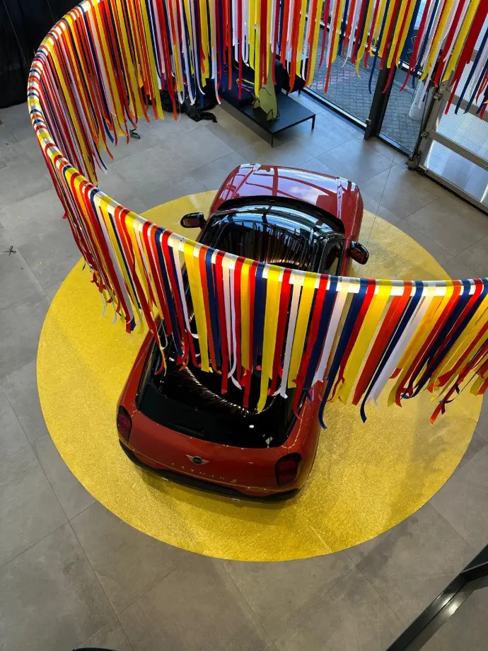 Scénographie commerciale – vitrine boutique conceptuelle